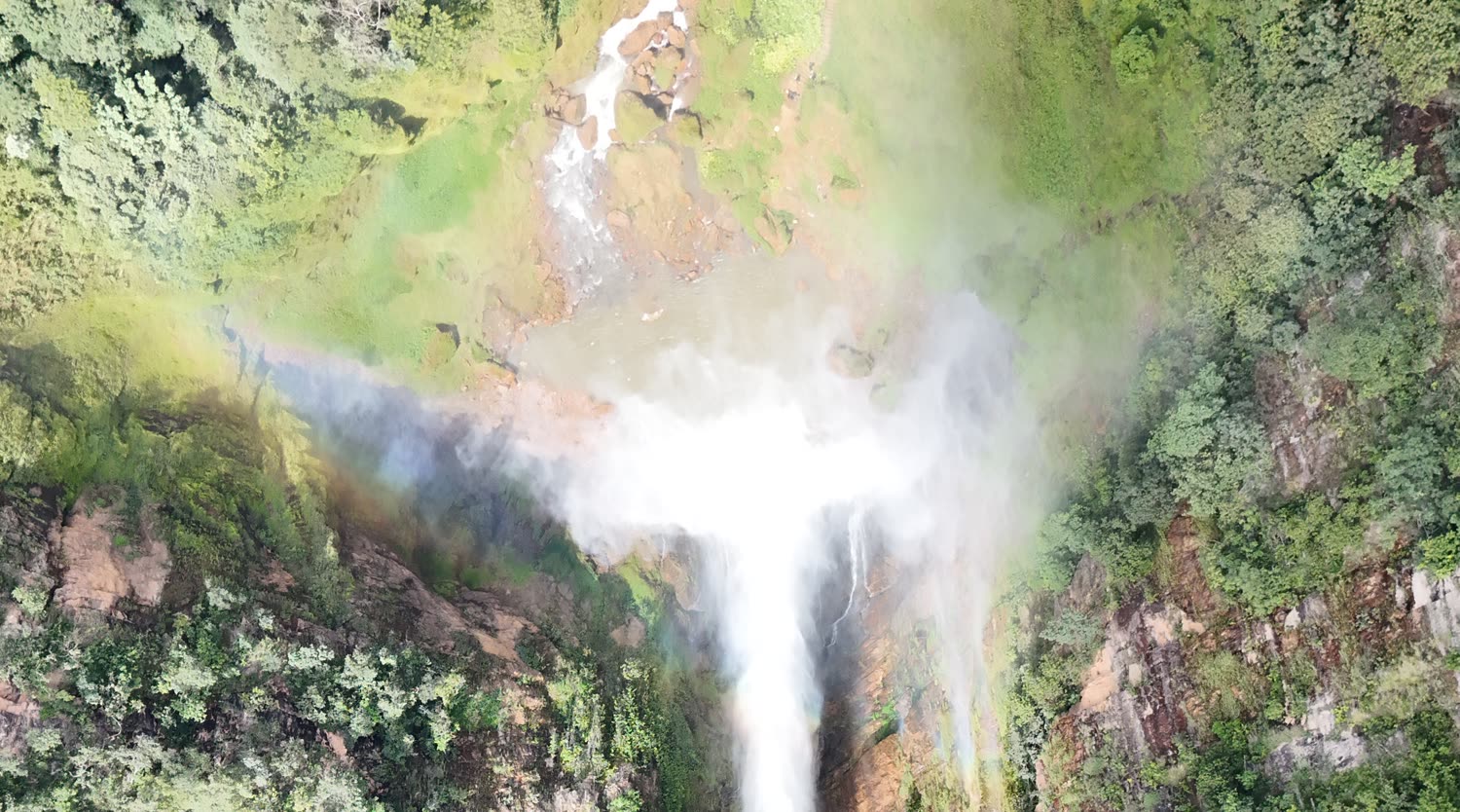 Vista aérea de cima do Salto do Itiquira, com arco-íris formado na neblina da queda